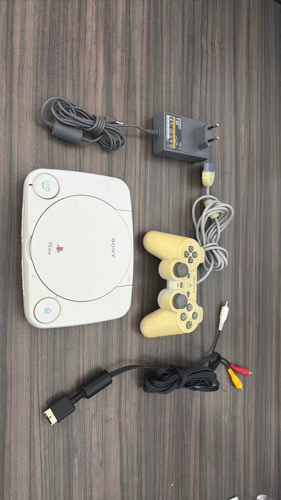 Playstation One met controller en kabels, Spelcomputers en Games, Spelcomputers | Sony PlayStation 1, Ophalen of Verzenden, Gebruikt