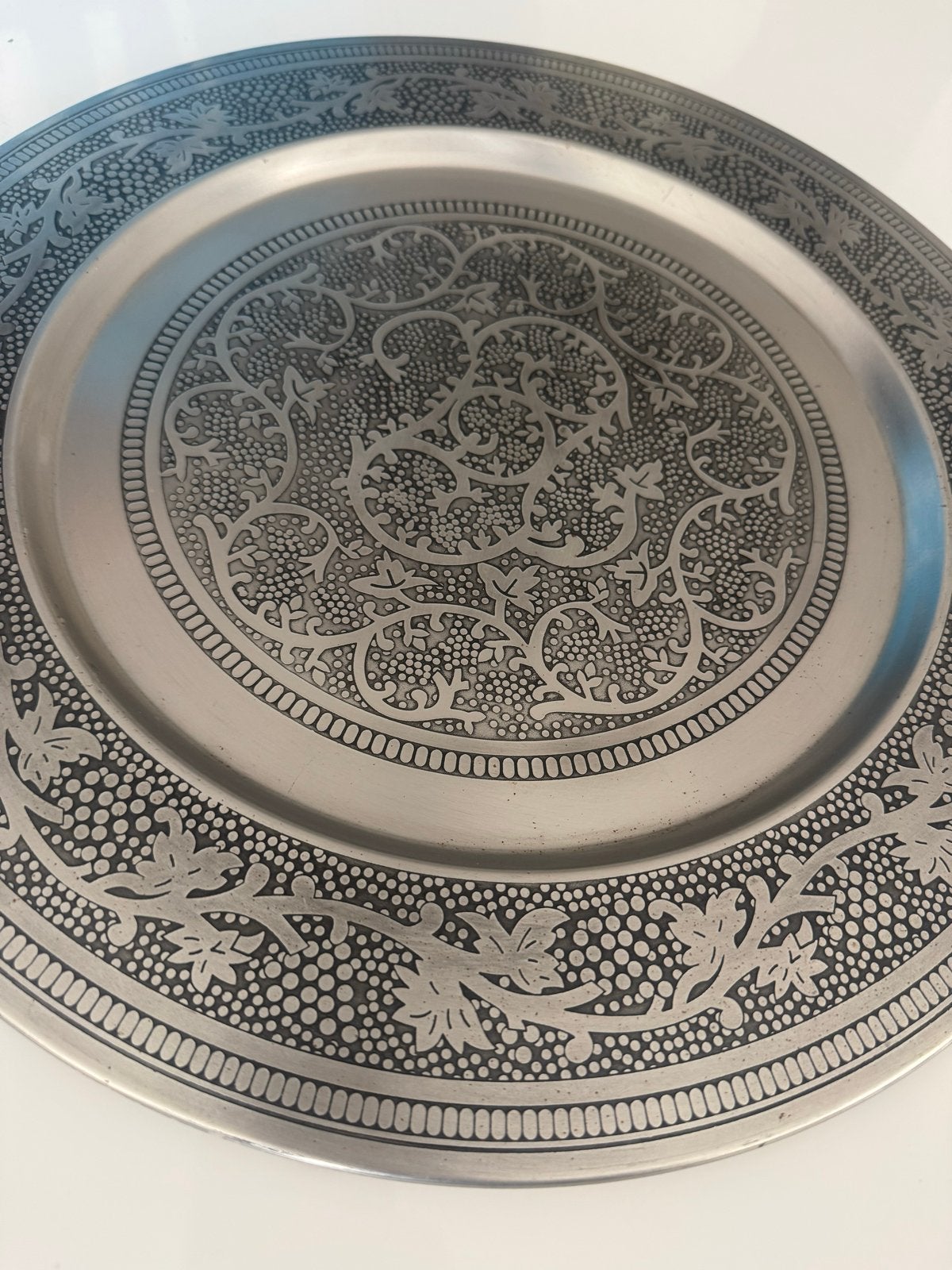 Decoratieve metalen schaal met gedetailleerd patroon, Ophalen of Verzenden