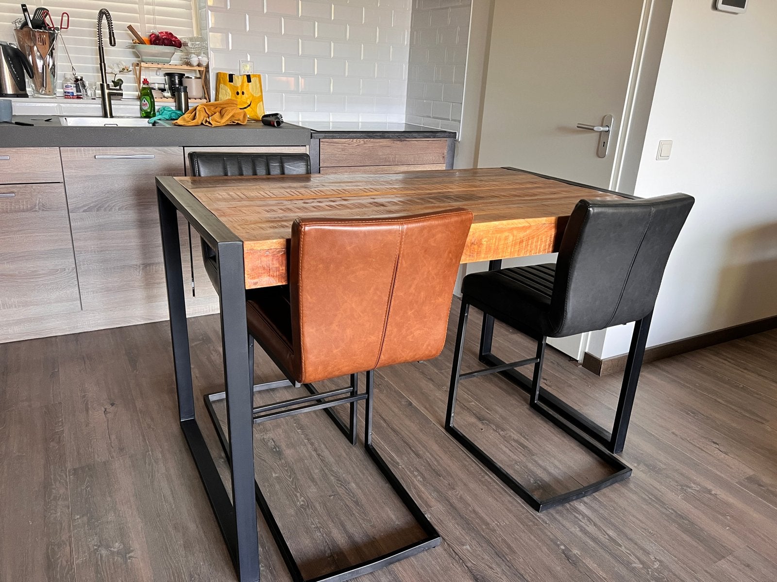 Bartafel 4 barkrukken, 2 zwart, 2 bruin, goede staat, Ophalen, Gebruikt, 100 tot 150 cm, 50 tot 100 cm