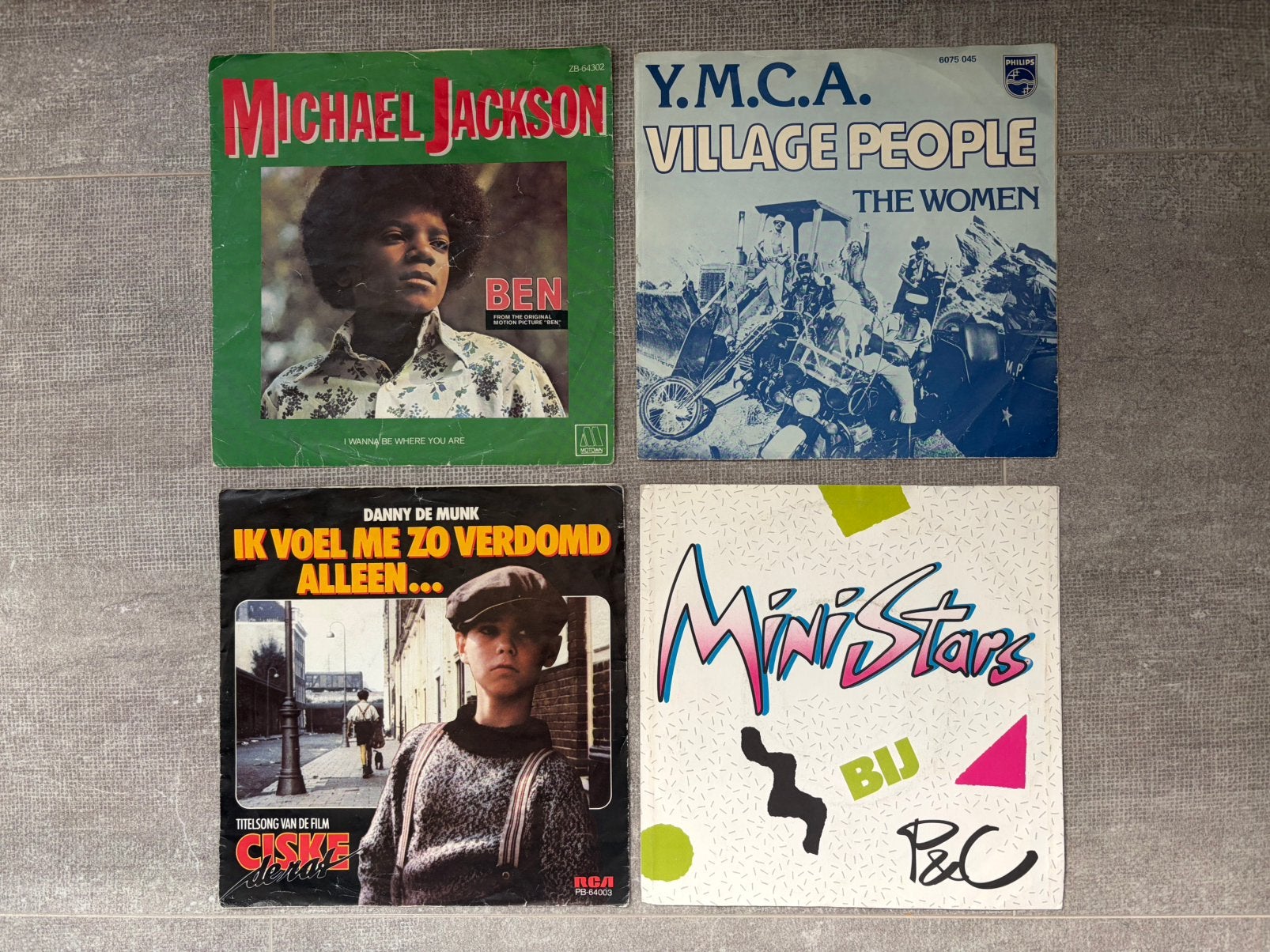 Vier lege single hoesjes - Michael Jackson, Village People, Fotohoes, Ophalen of Verzenden, Gebruikt, Pop