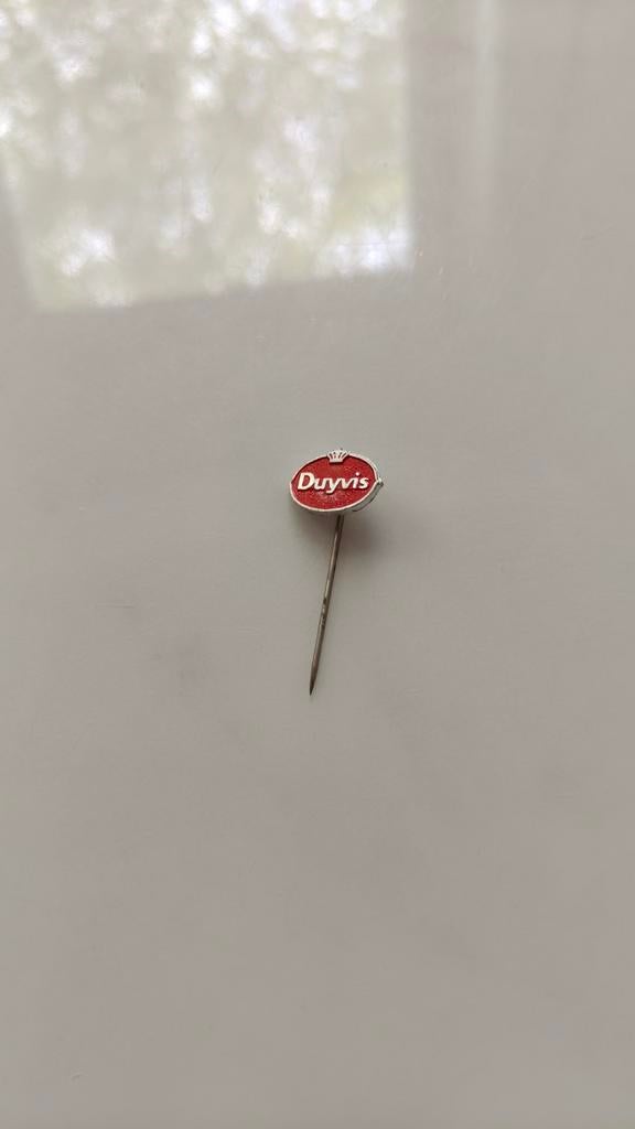 Vintage Duyvis Speldje / Pin, Verzamelen, Ophalen of Verzenden, Gebruikt, Merk, Speldje of Pin