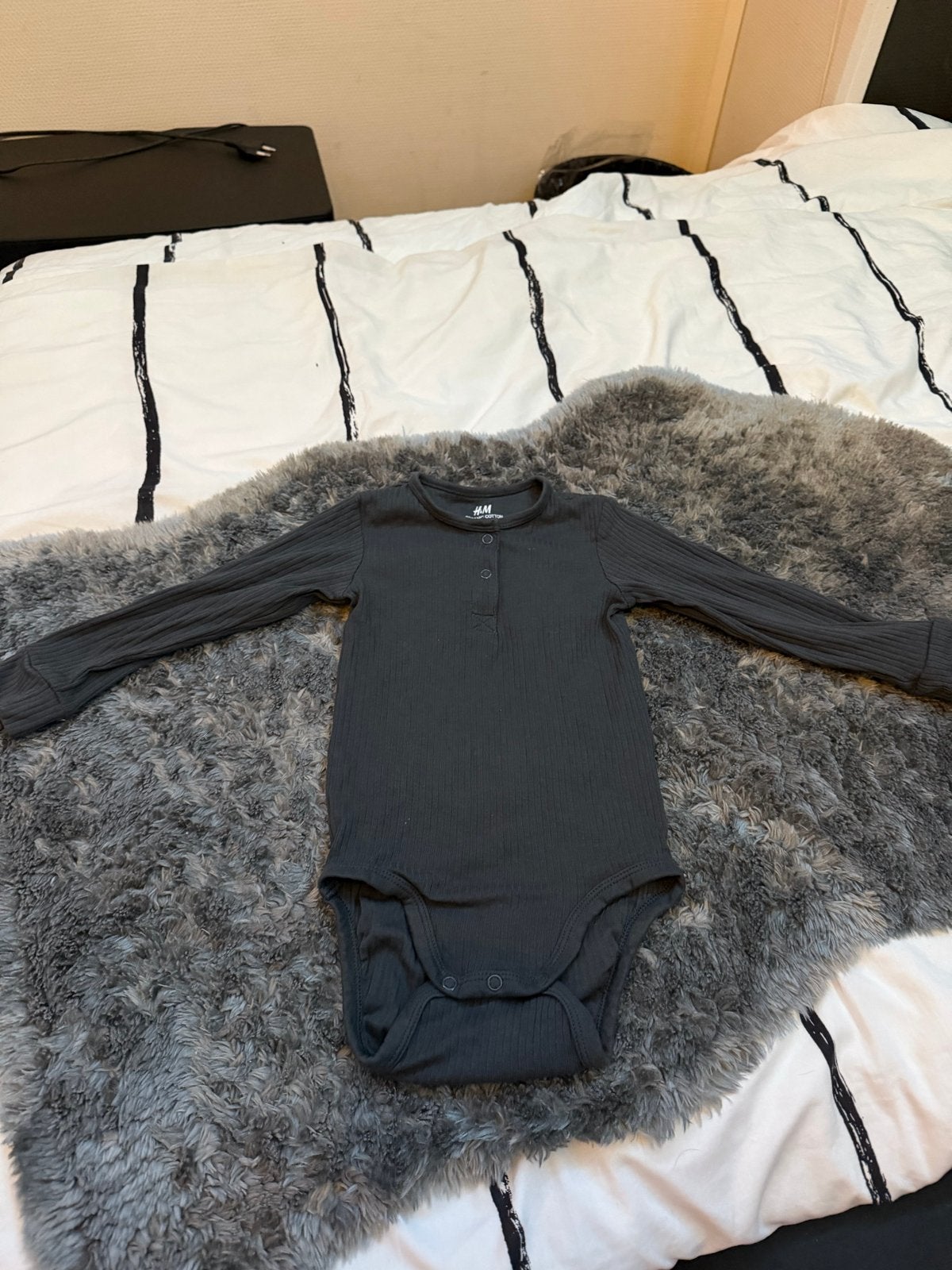 Donkergrijze H&M romper maat 92 zo goed als nieuw, Ophalen of Verzenden, Zo goed als nieuw, Jongen of Meisje, Nacht- of Onderkleding