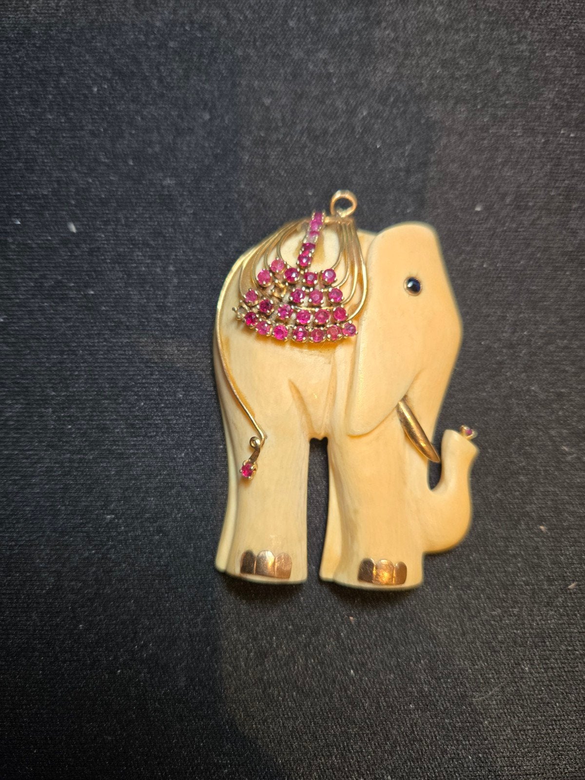 Grote gouden olifanten hanger met robijnen, Ophalen of Verzenden, Goud, Hanger, Met edelsteen