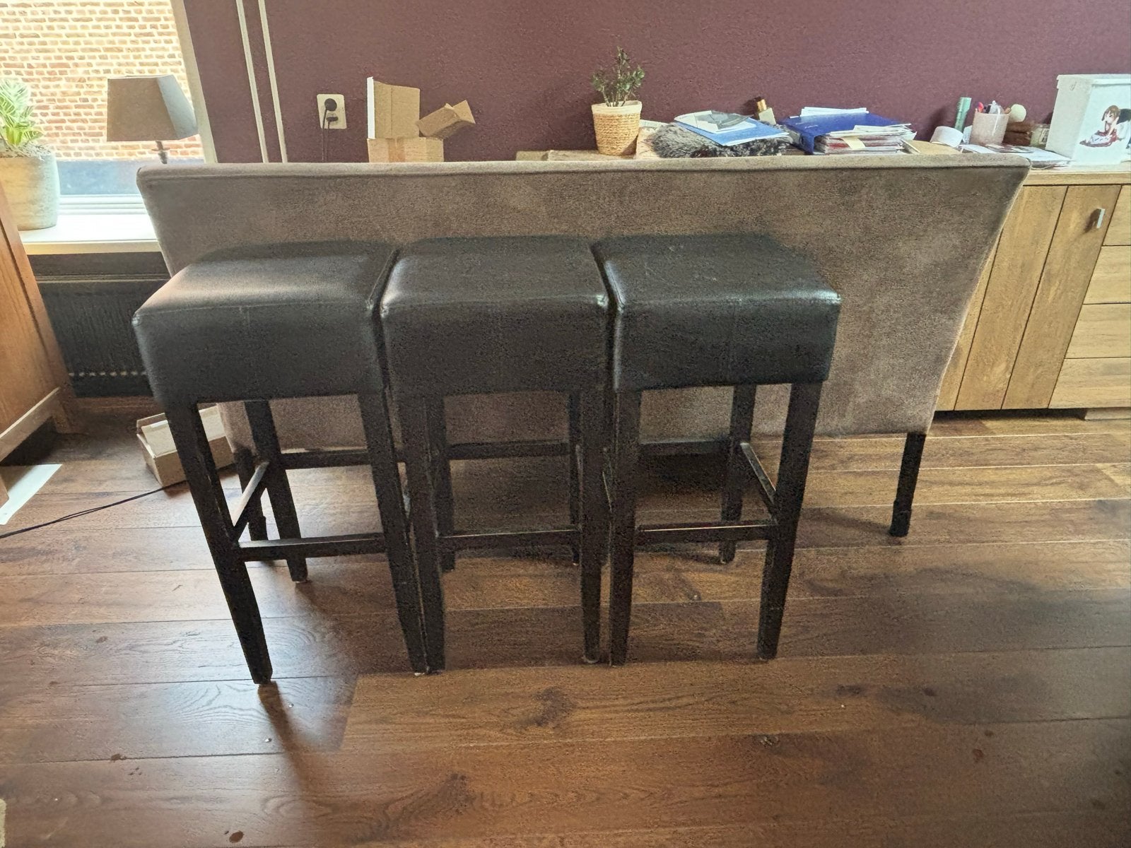 3 chocoladebruine barkrukken met houten poten en leren zitti, Huis en Inrichting, Gebruikt, 60 tot 90 cm, Ophalen of Verzenden