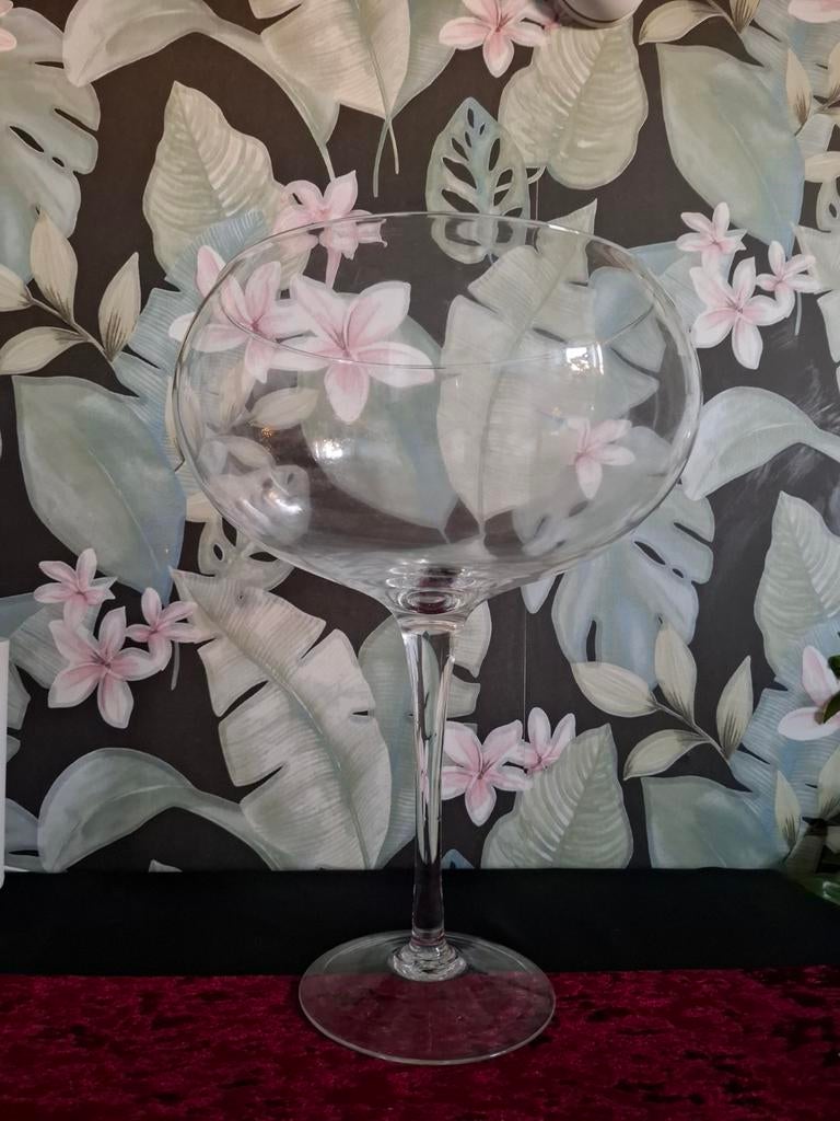 Grote glazen vaas op voet - wijnglas model, Schaal, Rond, Ophalen of Verzenden, Glas