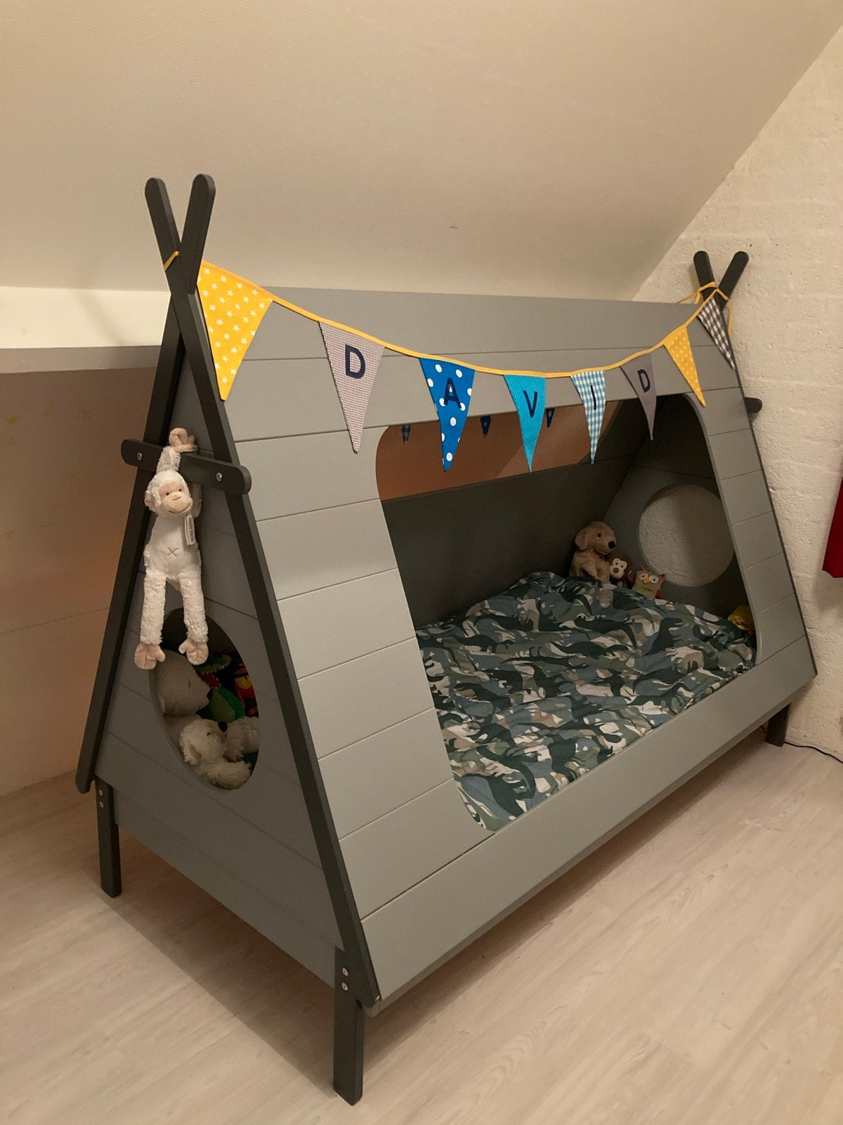 Woood Tipi bed donkergrijs met lattenbodem en matras, Ophalen, 85 tot 100 cm, Zo goed als nieuw, Lattenbodem