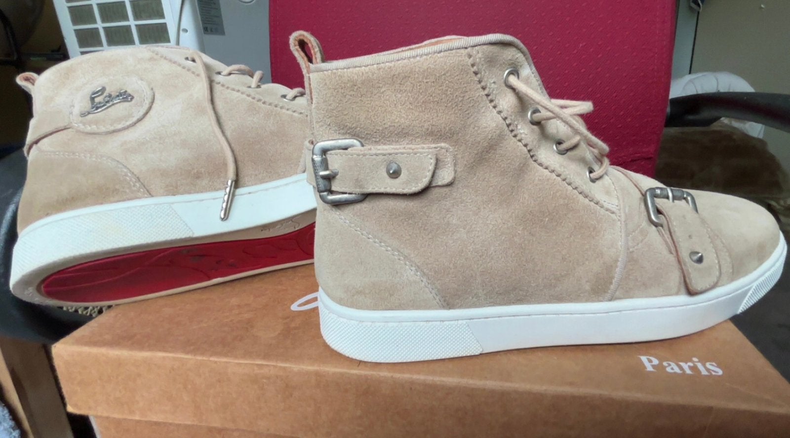 Louboutin suède  42, Ophalen of Verzenden, Zo goed als nieuw, Zwart, Loafers