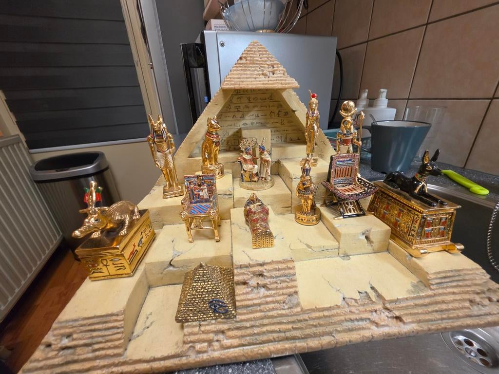 Grote Egyptische piramide,tempels,beeldjes en sarcofagen., Verzamelen, Ophalen, Zo goed als nieuw, Religie