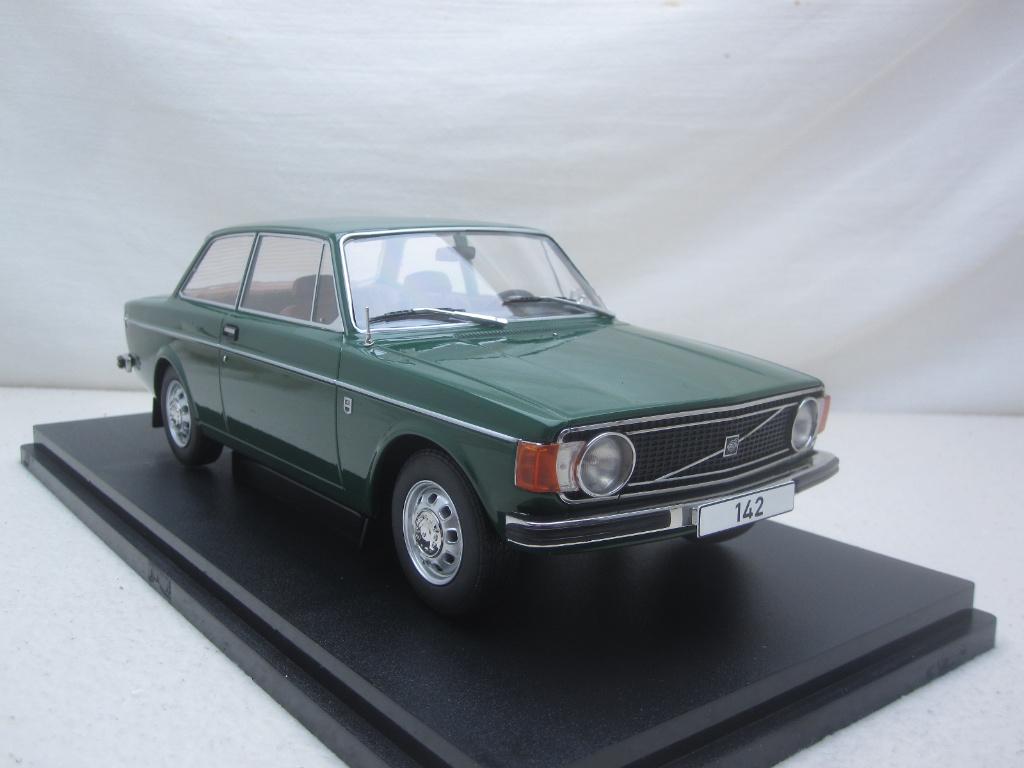Volvo 142 DL 1973 Groen 1:18 MCG, Ophalen of Verzenden, Nieuw, Auto, Overige merken