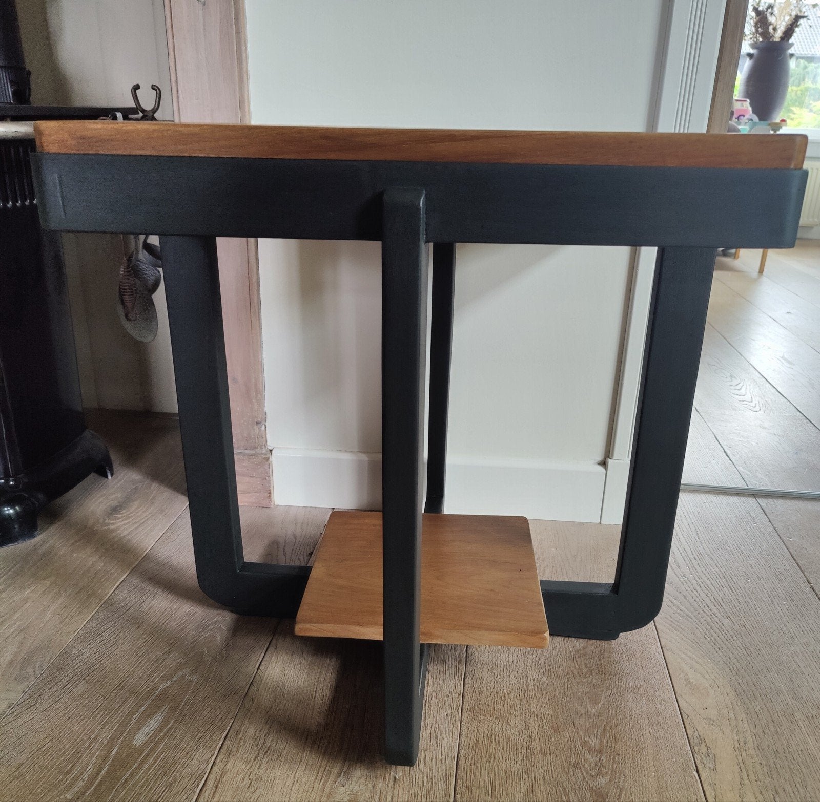 Vierkante vintage tafeltje in oud zwart, Huis en Inrichting, Ophalen, Gebruikt, 25 tot 50 cm, 50 tot 100 cm