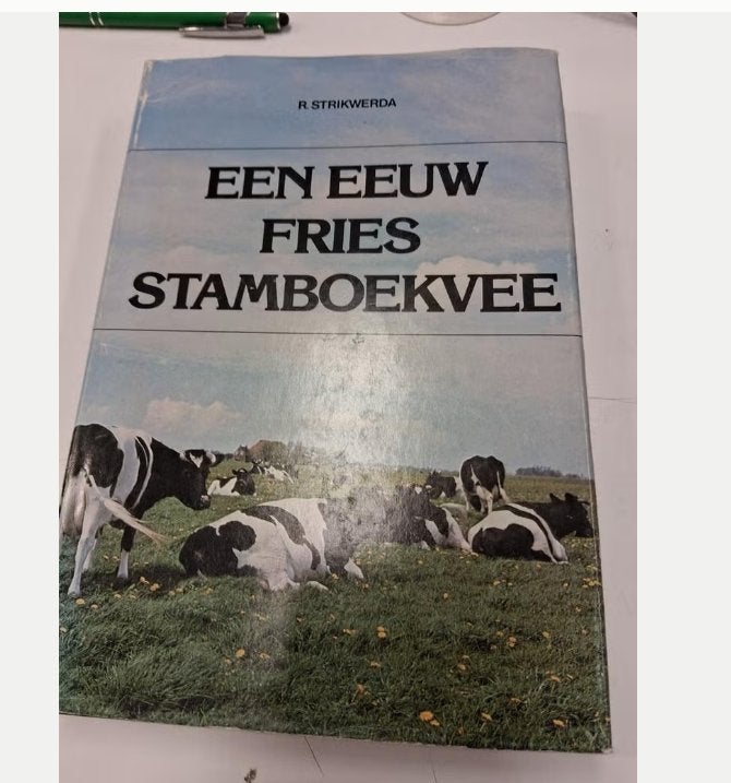 Een Eeuw Fries Stamboekvee - R. Strikwerda (1979), Boeken, Ophalen of Verzenden, Zo goed als nieuw