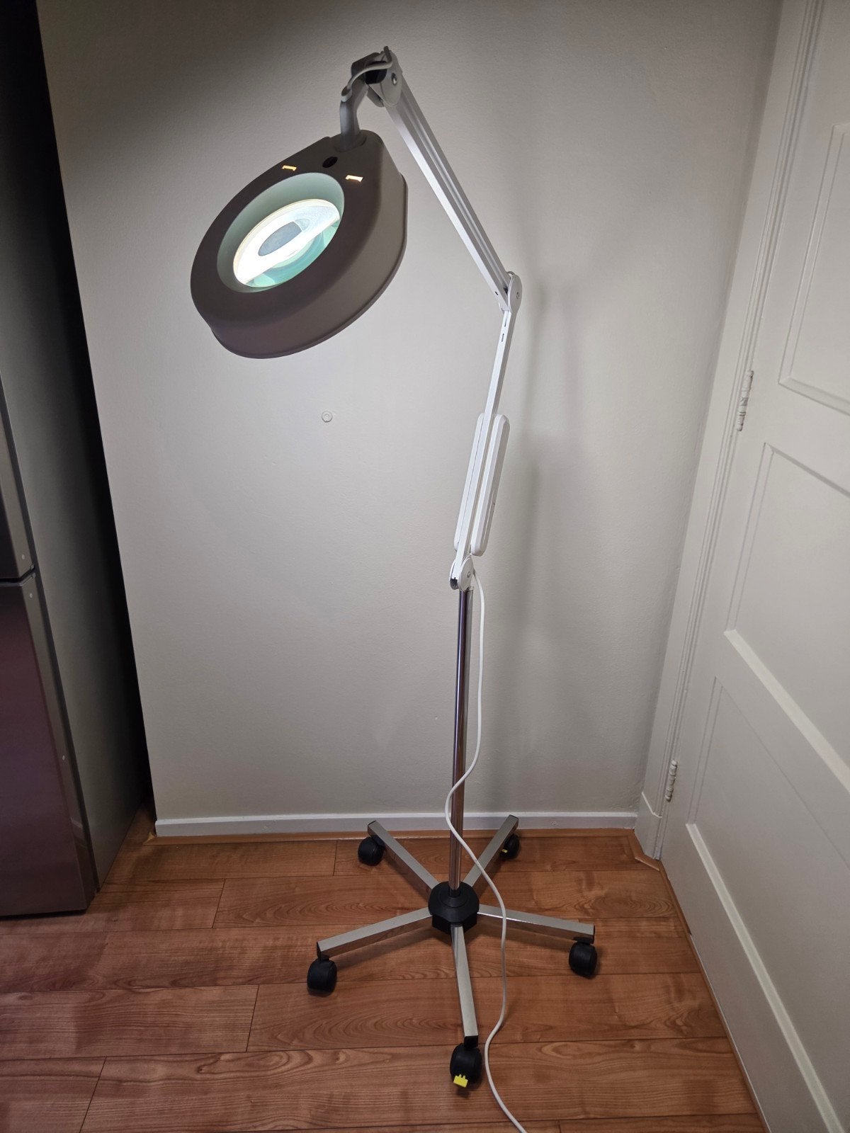 Luxo LFM-101/104 1x22W Loeplamp op rolvoet, Ophalen, Professioneel, Industrieel, Overige fittingen, 150 tot 200 cm
