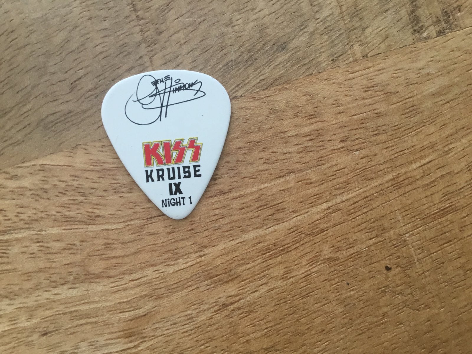 KISS Kruise IX Night 1 Gesigneerde Plectrum Gene Simmons, Ophalen of Verzenden, Zo goed als nieuw, Overige typen