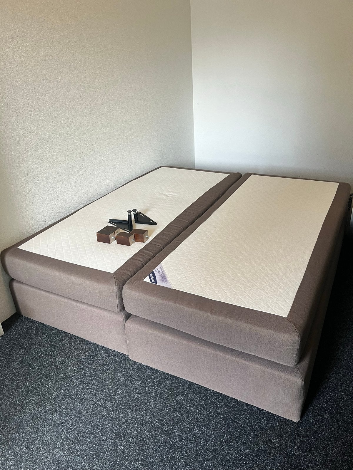 Karlsson Arendal boxspring 180x200 cm, Huis en Inrichting, Bruin, Tweepersoons, Ophalen of Verzenden, Zo goed als nieuw