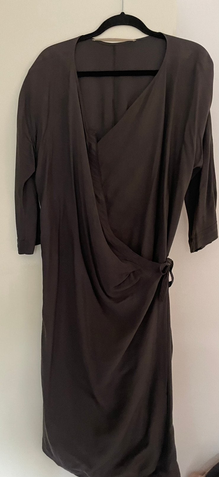 Humanoid. Jurk. Overslagjurk. Grijs. Cupro/ Viscose., Kleding | Dames, Ophalen of Verzenden, Zo goed als nieuw, Grijs, Onder de knie