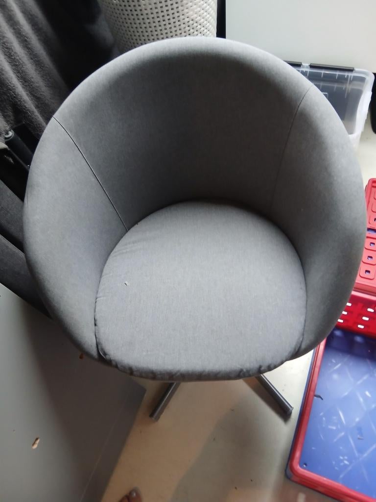 Moderne grijze fauteuil - Draaibaar en comfortabel, Huis en Inrichting, Fauteuils, 75 tot 100 cm, Ophalen of Verzenden, Zo goed als nieuw