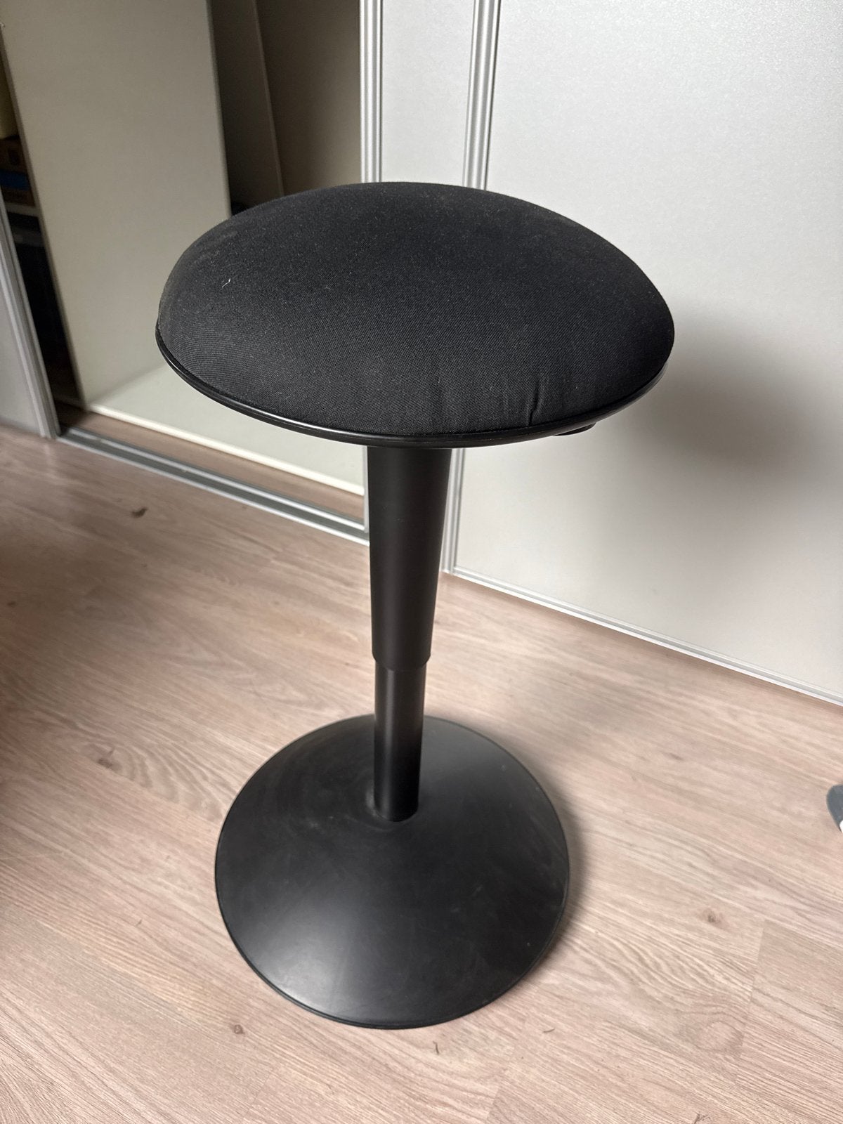 IKEA NILSERIK Zit-sta kruk - Zwart, in hoogte verstelbaar, Ophalen, In hoogte verstelbaar, Zo goed als nieuw, Kunststof