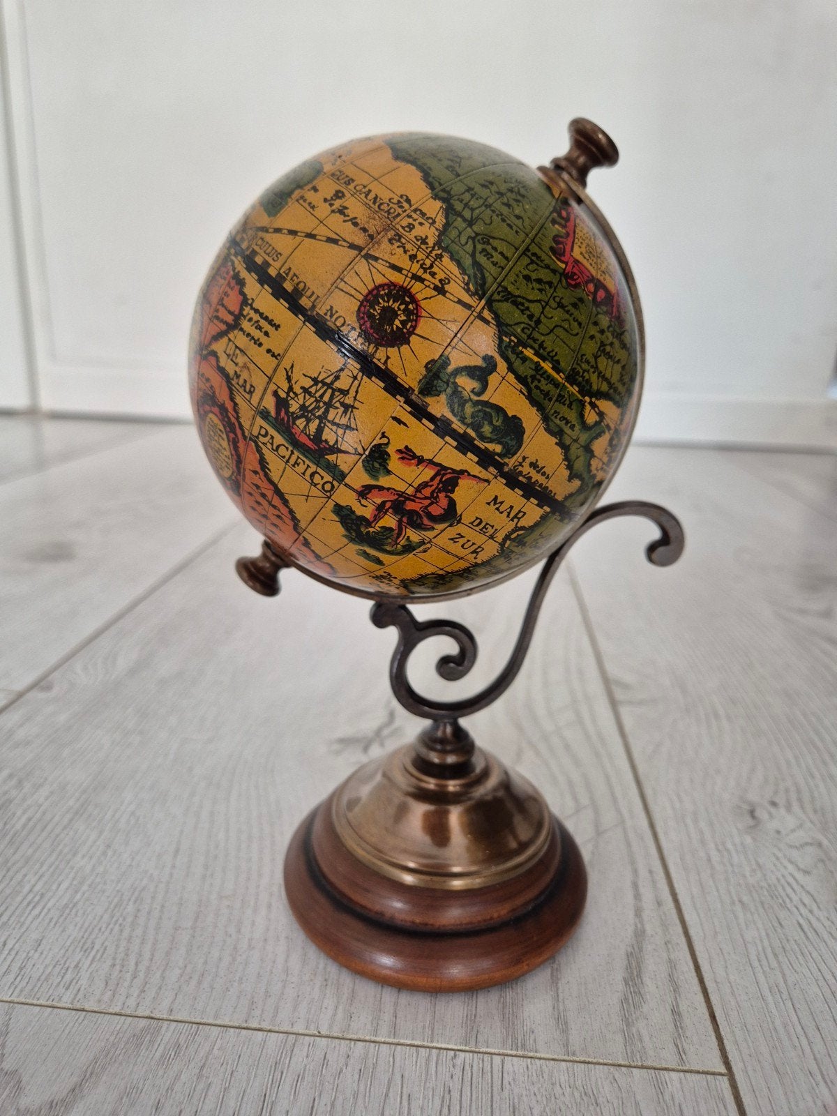 Vintage Decoratieve Wereldbol op Houten en Messing Voet, Ophalen of Verzenden