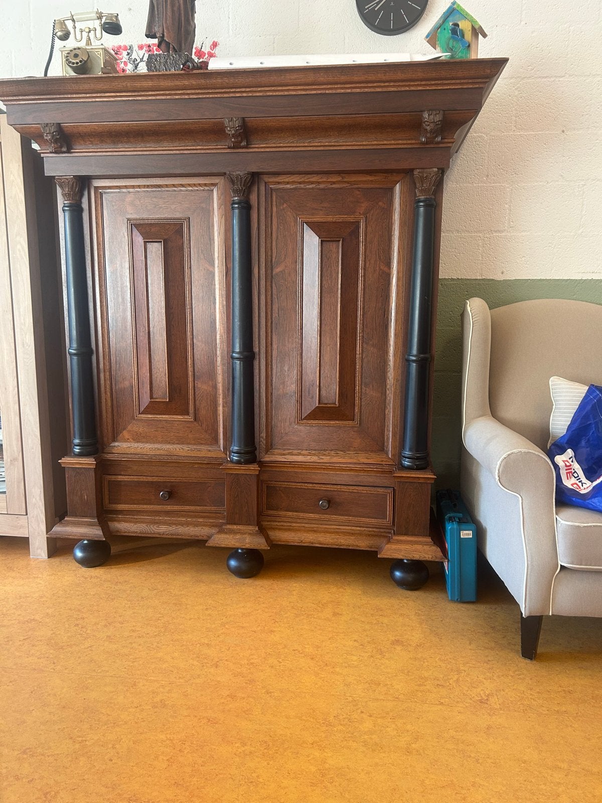 Antieke houten kast met twee deuren en lades, Ophalen