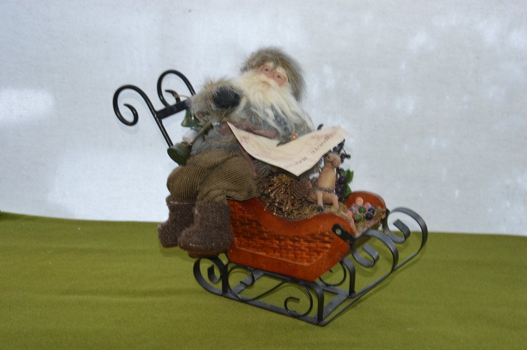 Nostalgische kerstman op houten slee en ijzer onderstel 45cm, Ophalen of Verzenden, Gebruikt
