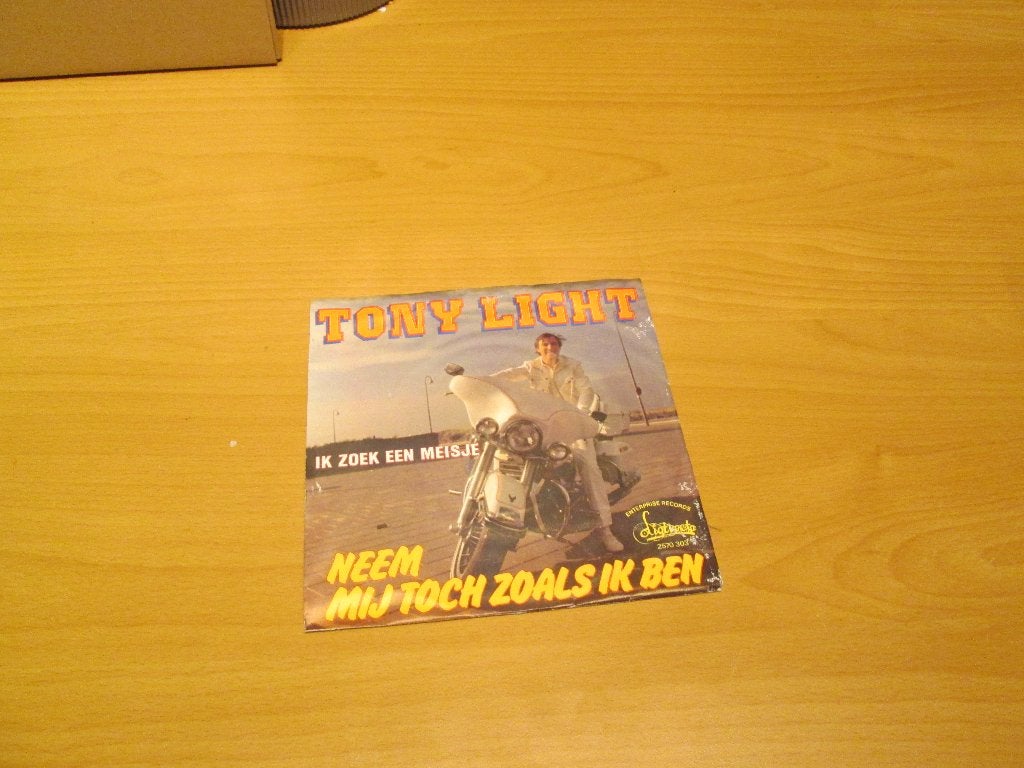 2 singles van Tony Light (ook per stuk te koop), Ophalen of Verzenden, Gebruikt, Pop