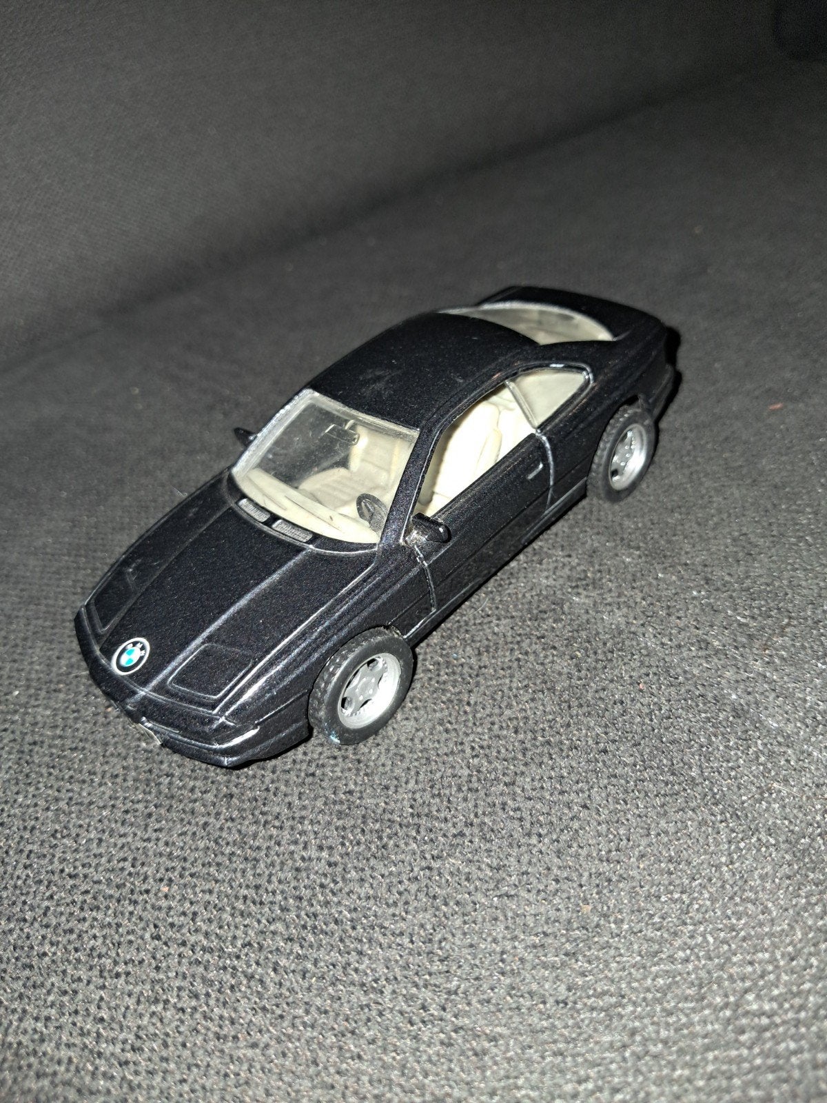 Maisto BMW 850 CSi modelauto – Schaal 1:42, Ophalen of Verzenden, Gebruikt, Maisto