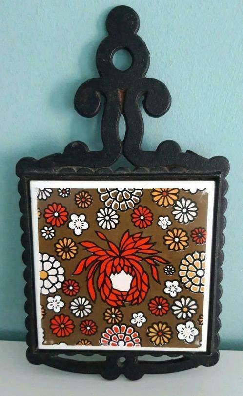 Vintage onderzetter/gietijzer met tegel/Japan, Huis en Inrichting, Woonaccessoires | Onderzetters, Ophalen of Verzenden, Pannenonderzetter