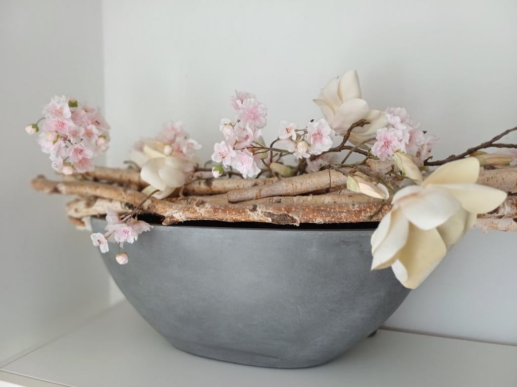 Zijde bloesem & magnolia met echte takken in betonlook vaas, Ophalen of Verzenden, Gebruikt
