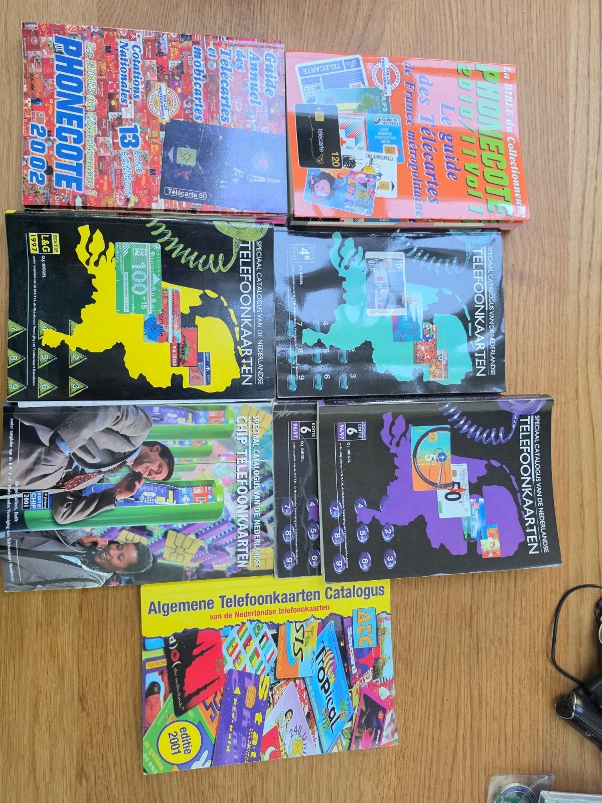 Lot catalogi Franse en Nederlandse telefoonkaarten, Ophalen of Verzenden