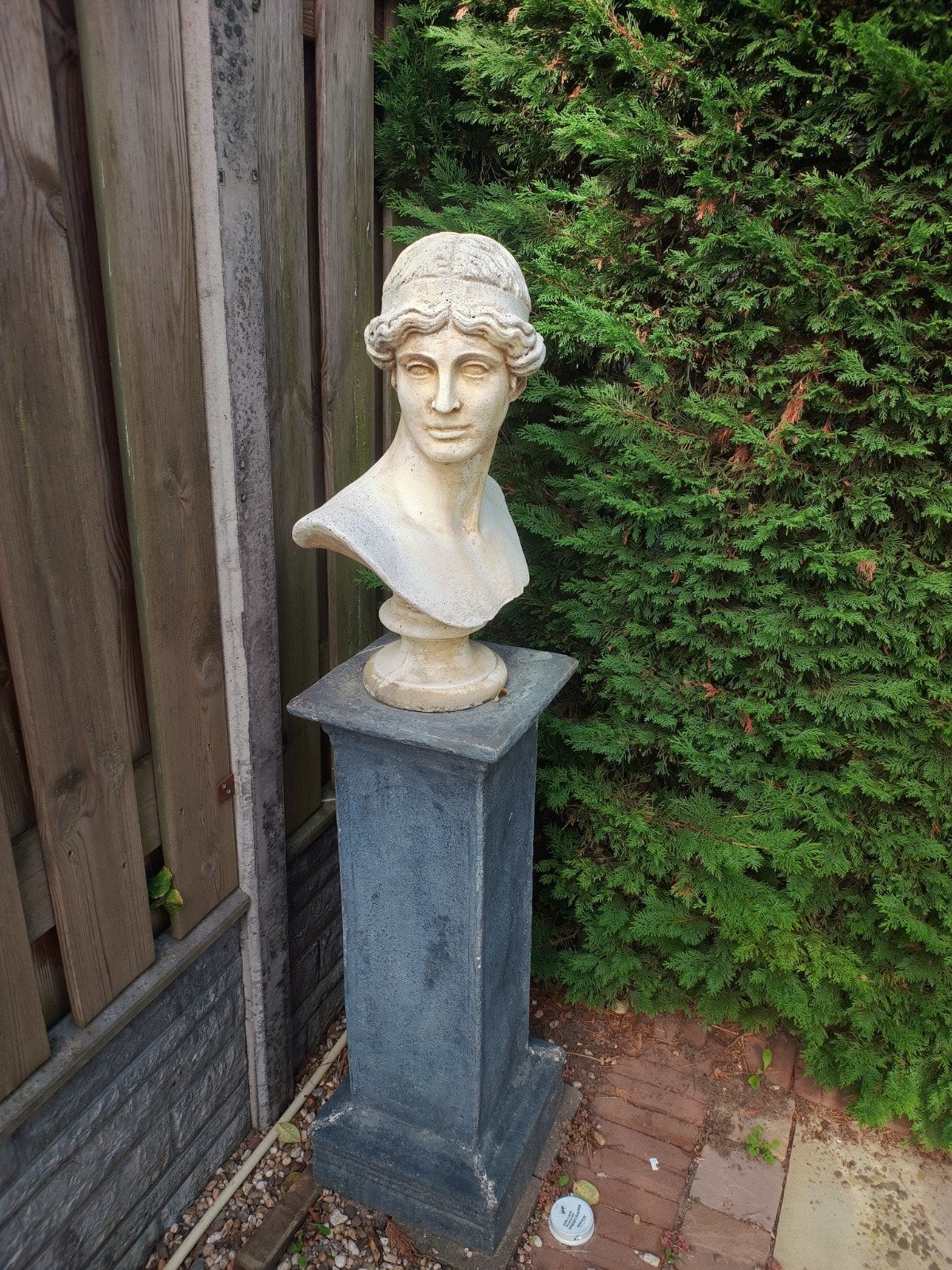 Klassieke buste op sokkel - Tuinbeeld, Tuin en Terras, Ophalen, Gebruikt, Beton, Mensenbeeld