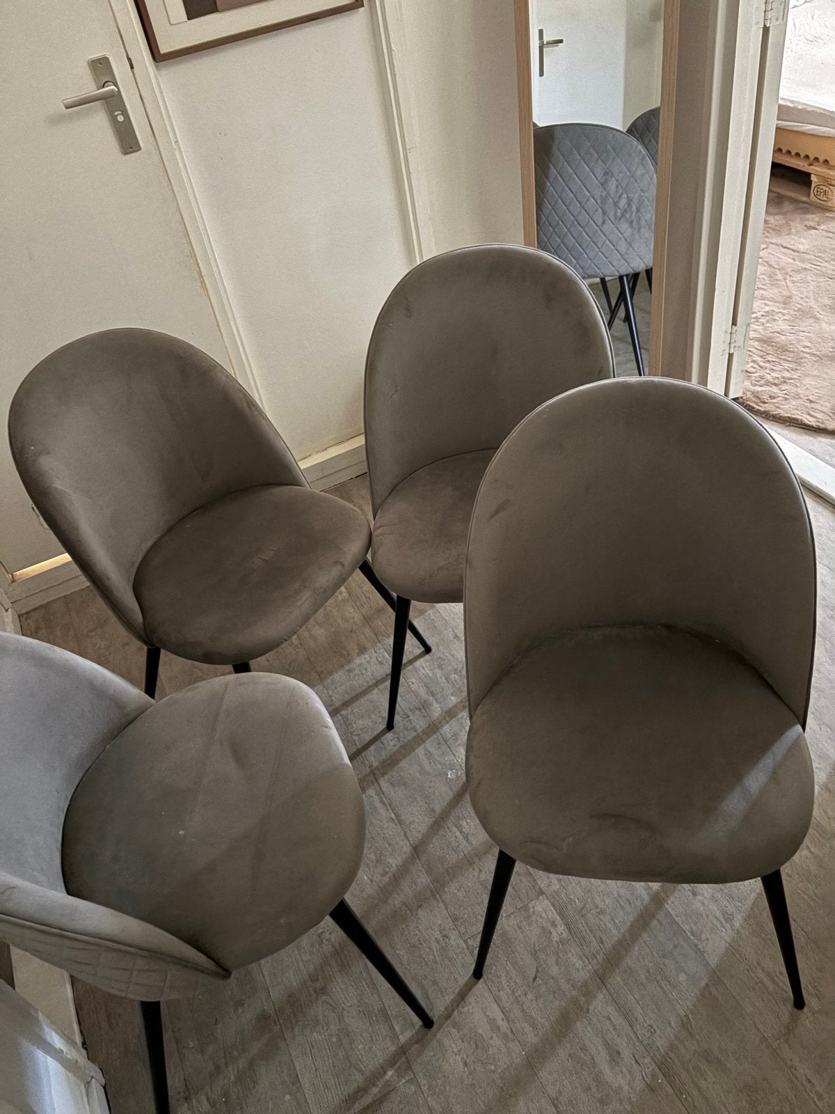 Set van 4 moderne eetkamerstoelen - Grijs fluweel