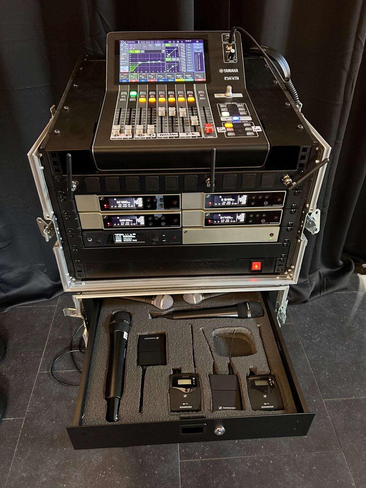 Taperack compleet met dubbele draadloze hand+headmicrofoons, Am Labor 1, 30900 Wedemark, Duitsland, Contact@sennheiser.com, Ophalen