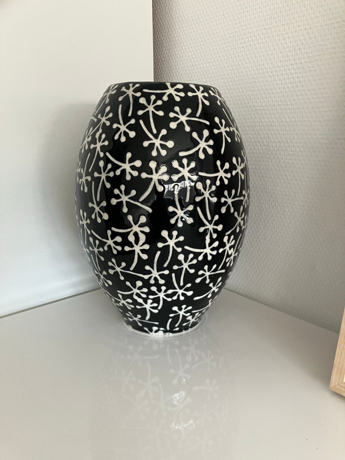 Zwarte vaas met wit bloemmotief - 30 cm hoog, Huis en Inrichting, Woonaccessoires | Vazen, Ophalen of Verzenden