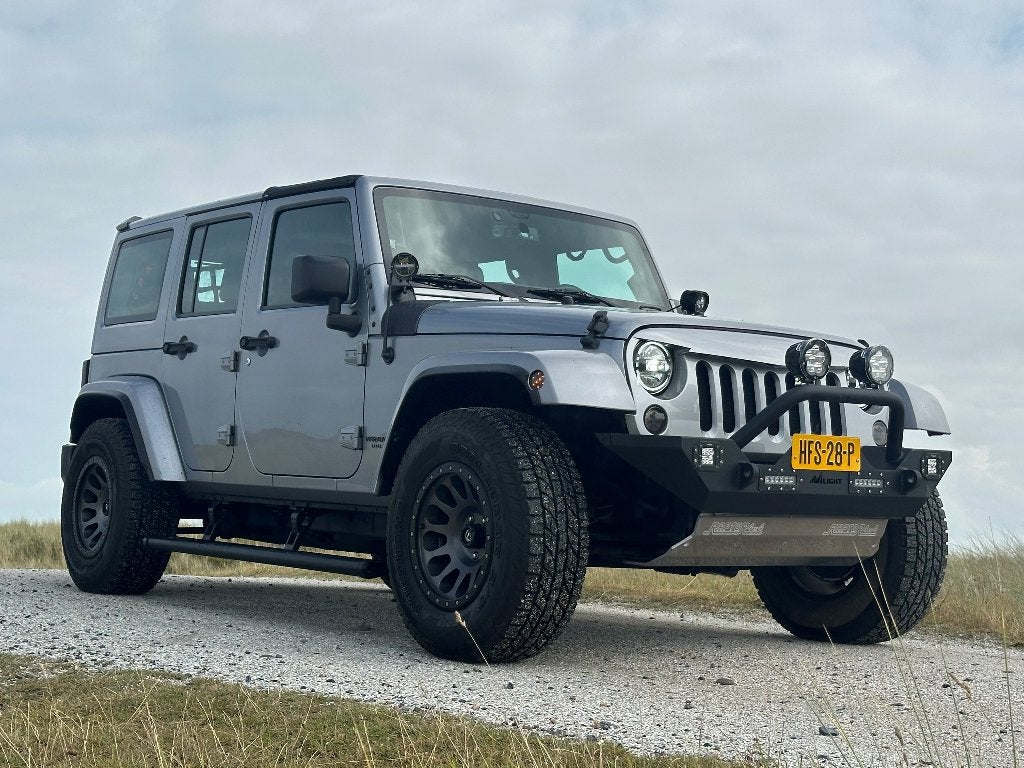 Jeep Wrangler Unlimited Sahara 2016 Grijs 3.8 6cil. 130000km, Auto's, Automaat, Dealer onderhouden, Zwart, 1580 kg