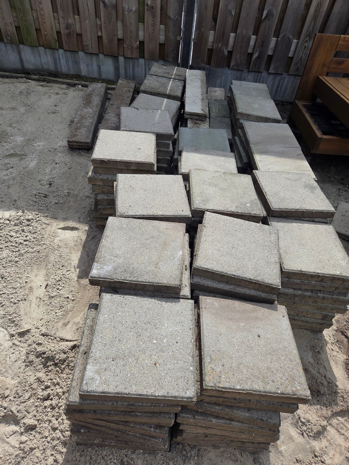 Gratis afhalen: ca. 160 betontegels 30x30 cm, Tuin en Terras, Tegels en Klinkers, Ophalen, Gebruikt, 10 m² of meer, Beton