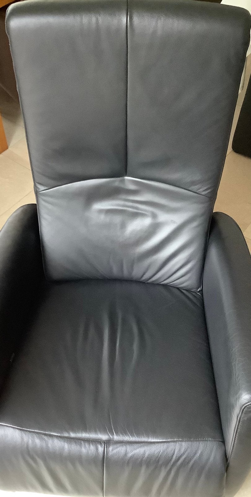 Zwart leren fauteuil, uitklapbaar, Huis en Inrichting, Ophalen, Zo goed als nieuw, 75 tot 100 cm, 50 tot 75 cm