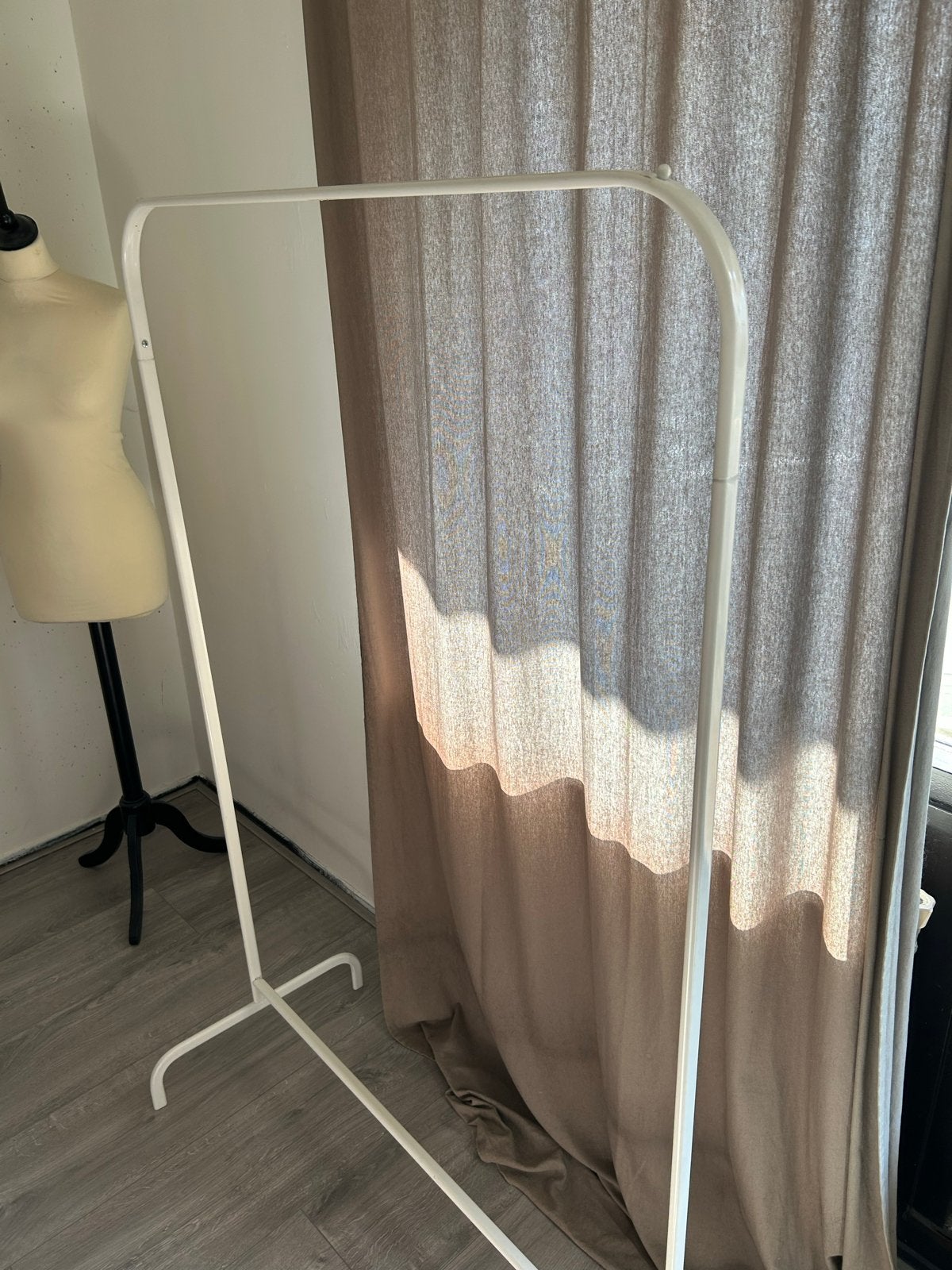 Witte kledingrek - ideaal voor slaapkamer of winkel, Ophalen, Gebruikt