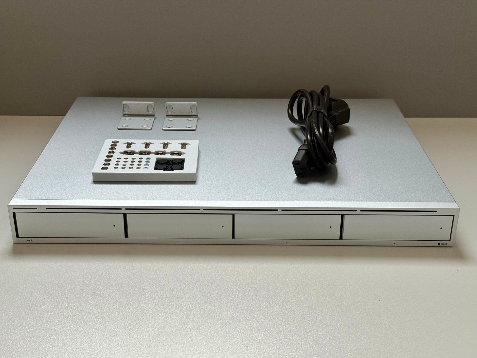 Ubiquiti UniFi Protect NVR (Exclusief harde schijven), Ophalen of Verzenden, Zo goed als nieuw