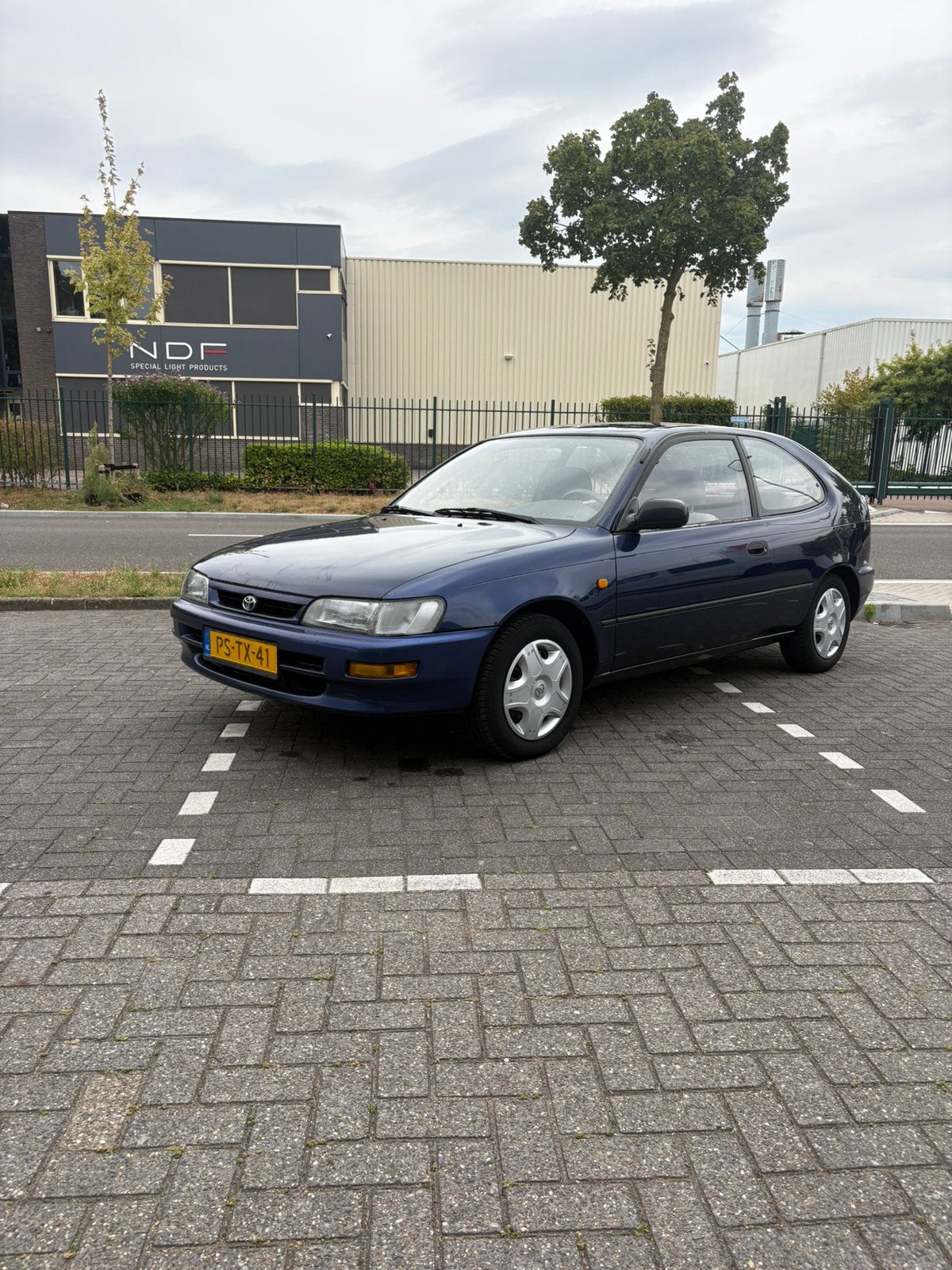 Toyota Corolla1996 Blauw, Auto's, Voorwielaandrijving, 450 kg, 4 cilinders, Blauw
