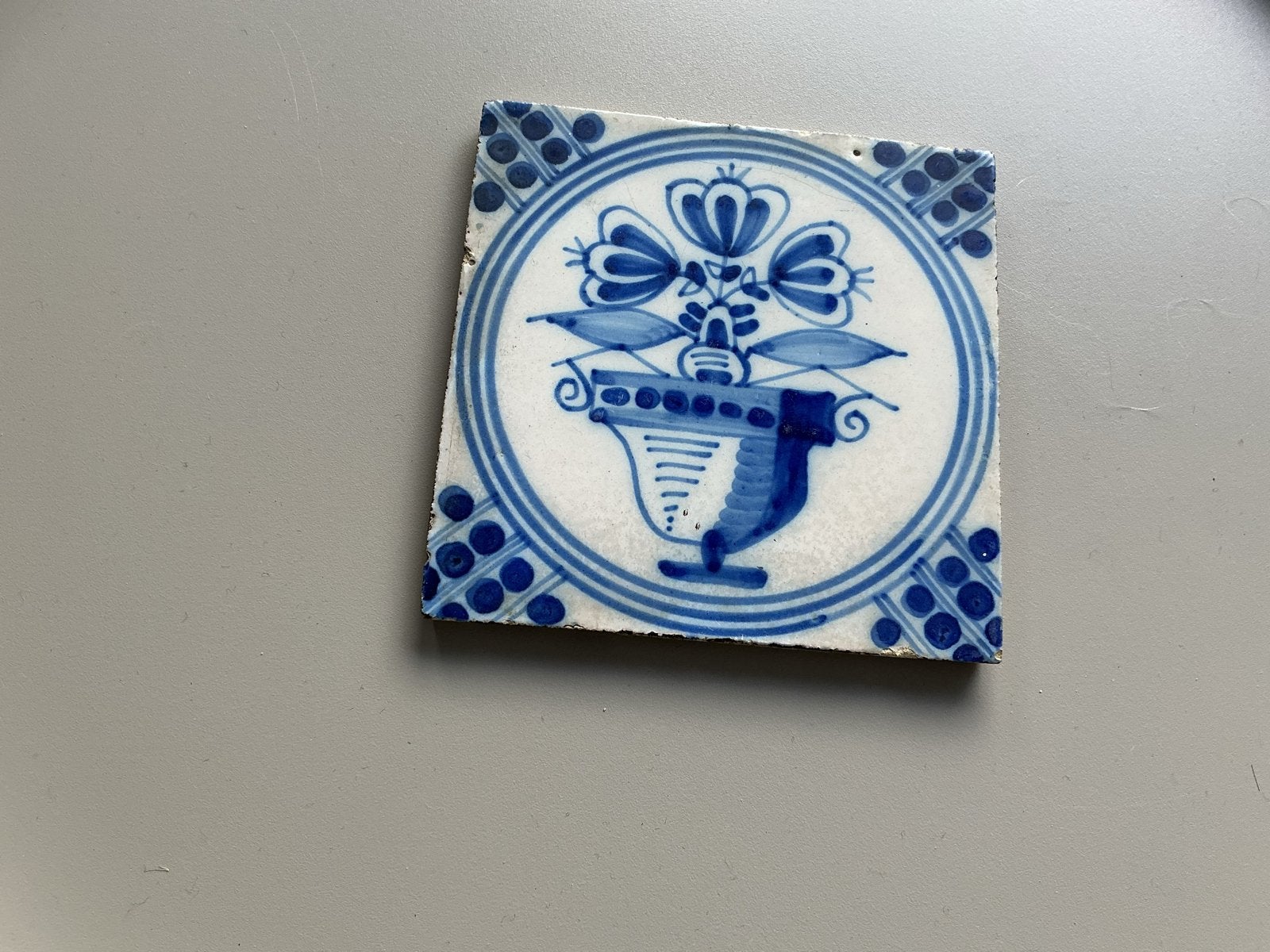Antieke Delfts Blauwe Tegel met Tulp motief, Ophalen of Verzenden