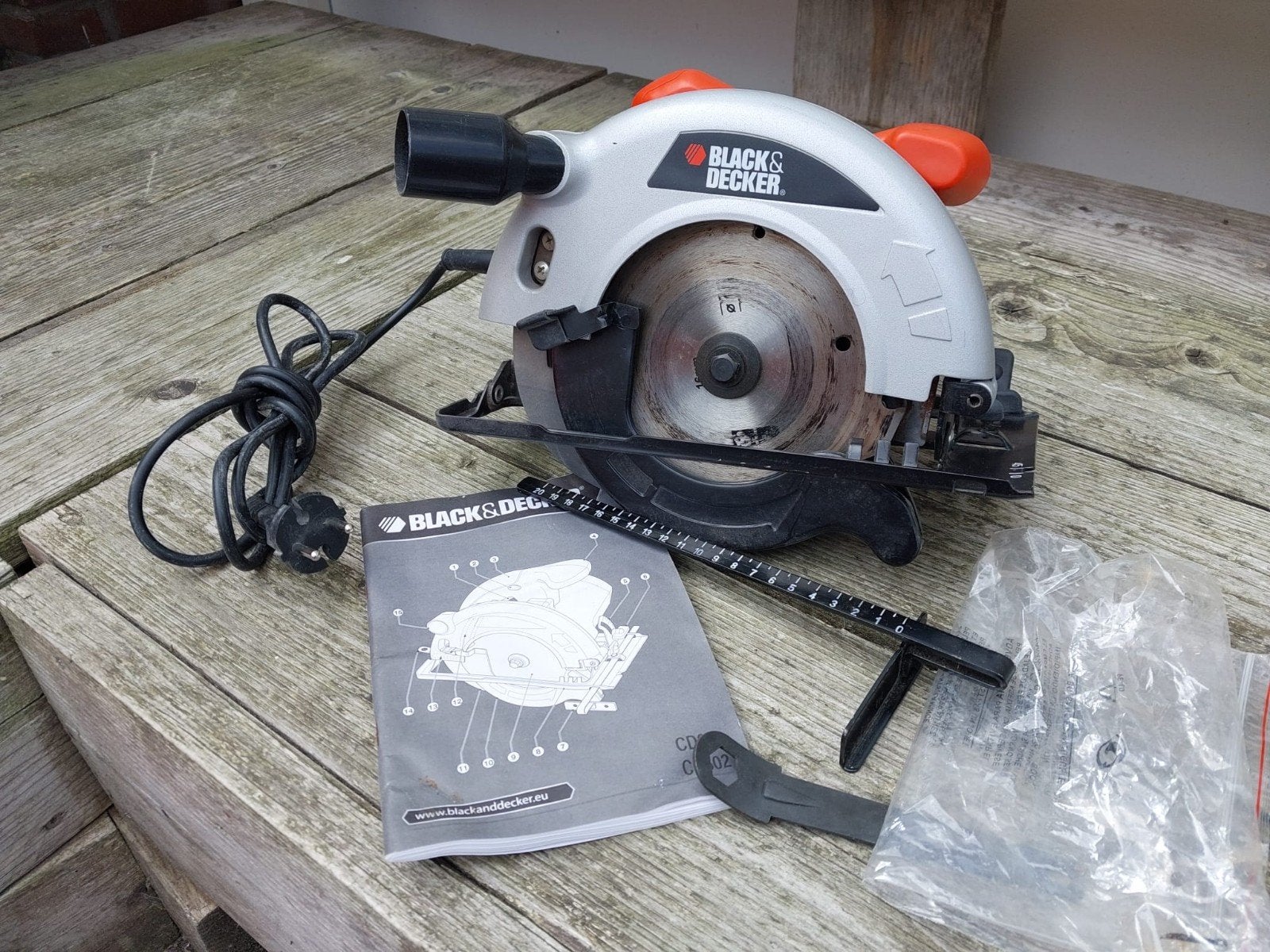 Black & Decker cirkelzaag met doos en toebehoren, Cirkelzaag, Ophalen of Verzenden, Zo goed als nieuw, 30 tot 70 mm