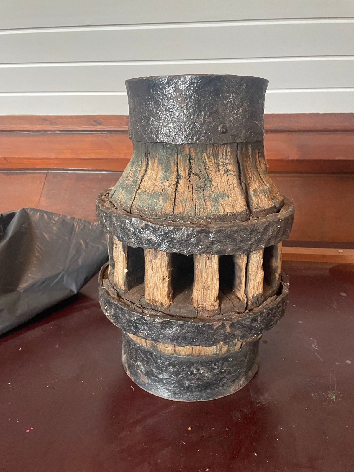 Antieke houten naaf met ijzeren banden wagenwiel, Ophalen