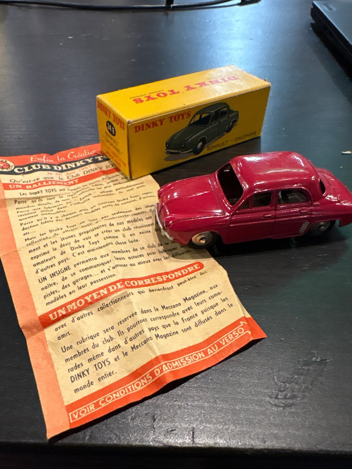 Vintage Dinky Toys Renault Dauphine 24E (1957) met doos, Kinderen en Baby's, Speelgoed | Speelgoedvoertuigen, Ophalen of Verzenden