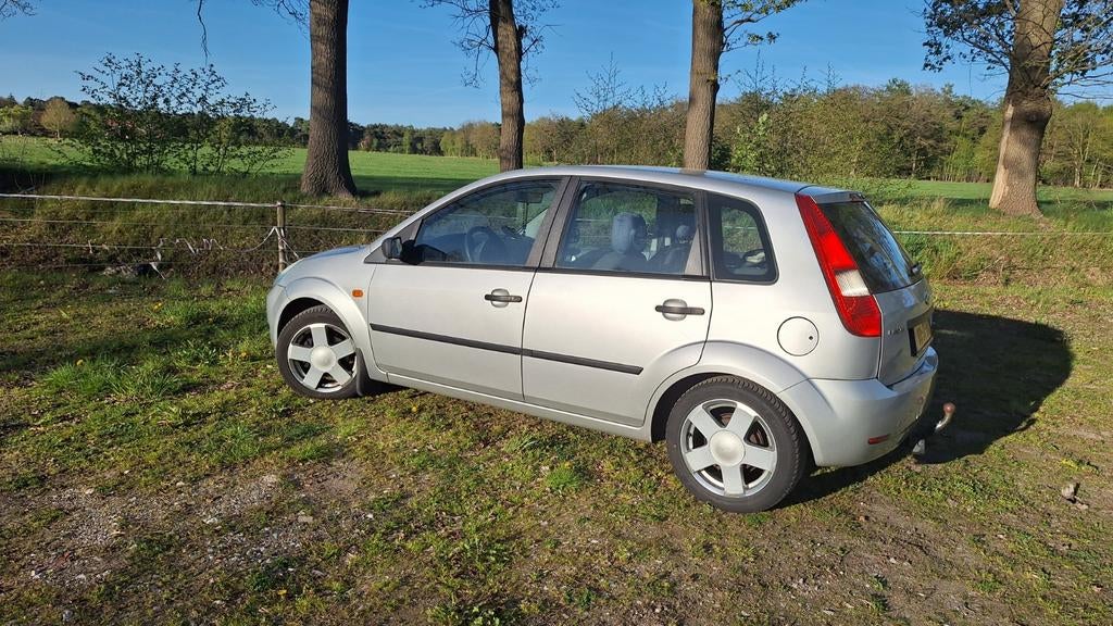 Ford Fiësta 1.4 16V 5DR 2002 Grijs, NIEUW APK!! Aanbieding!!, Auto's, Voorwielaandrijving, 15 km/l, 4 cilinders, 49 €/maand