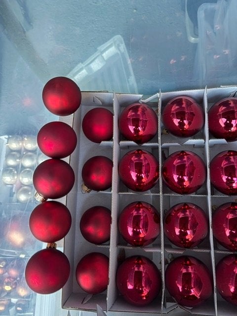 20 rode kerstballen, Ophalen of Verzenden, Zo goed als nieuw
