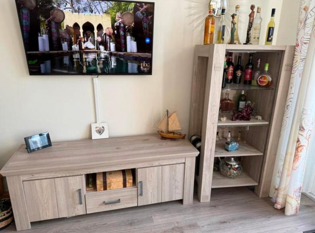 Complete set houten meubels: vitrinekast, tv-meubel, tafels, Ophalen of Verzenden