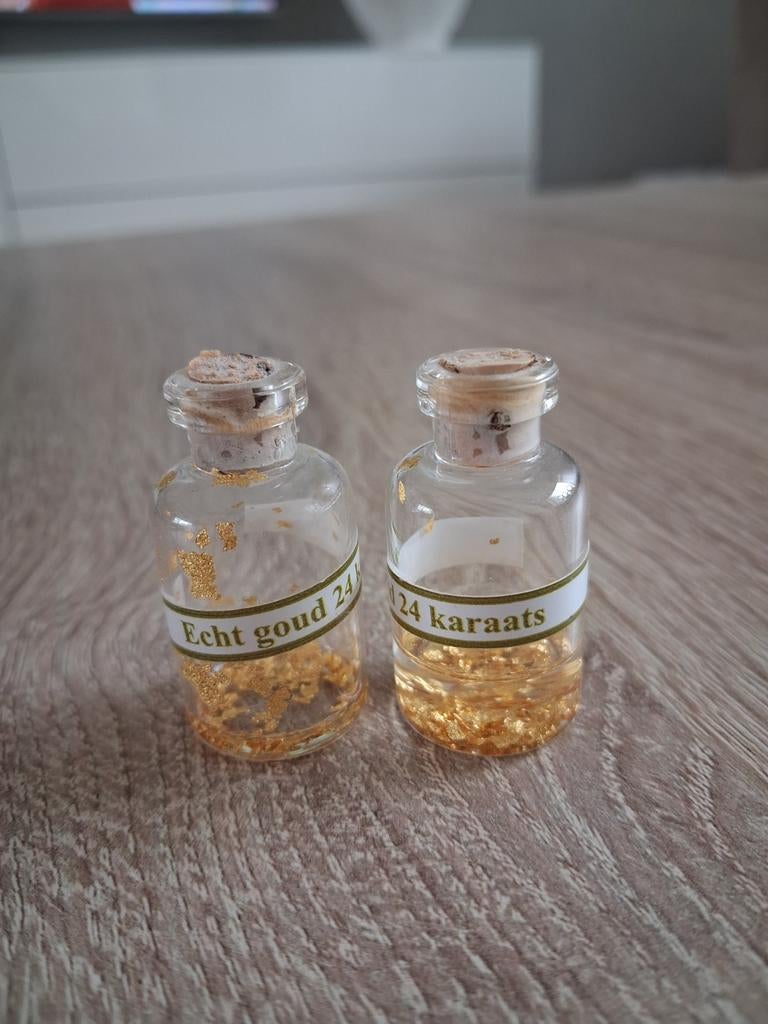 2 flesjes,ECHT 24 karaats bladgoud,leuk voor in letterbak., Huis en Inrichting, Ophalen, Nieuw