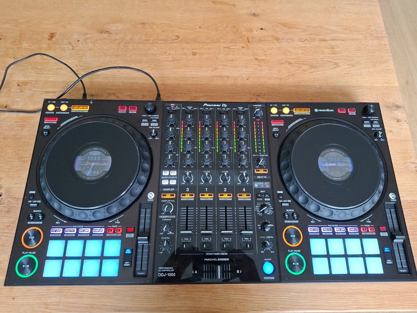 Pioneer DDJ-1000 DJ-controller met Decksaver en tas