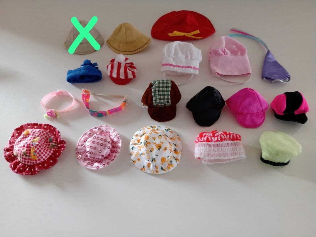 Petjes en Hoedjes voor (BARBIE) Poppen (8 foto’s), Ophalen of Verzenden, Gebruikt, Kleertjes