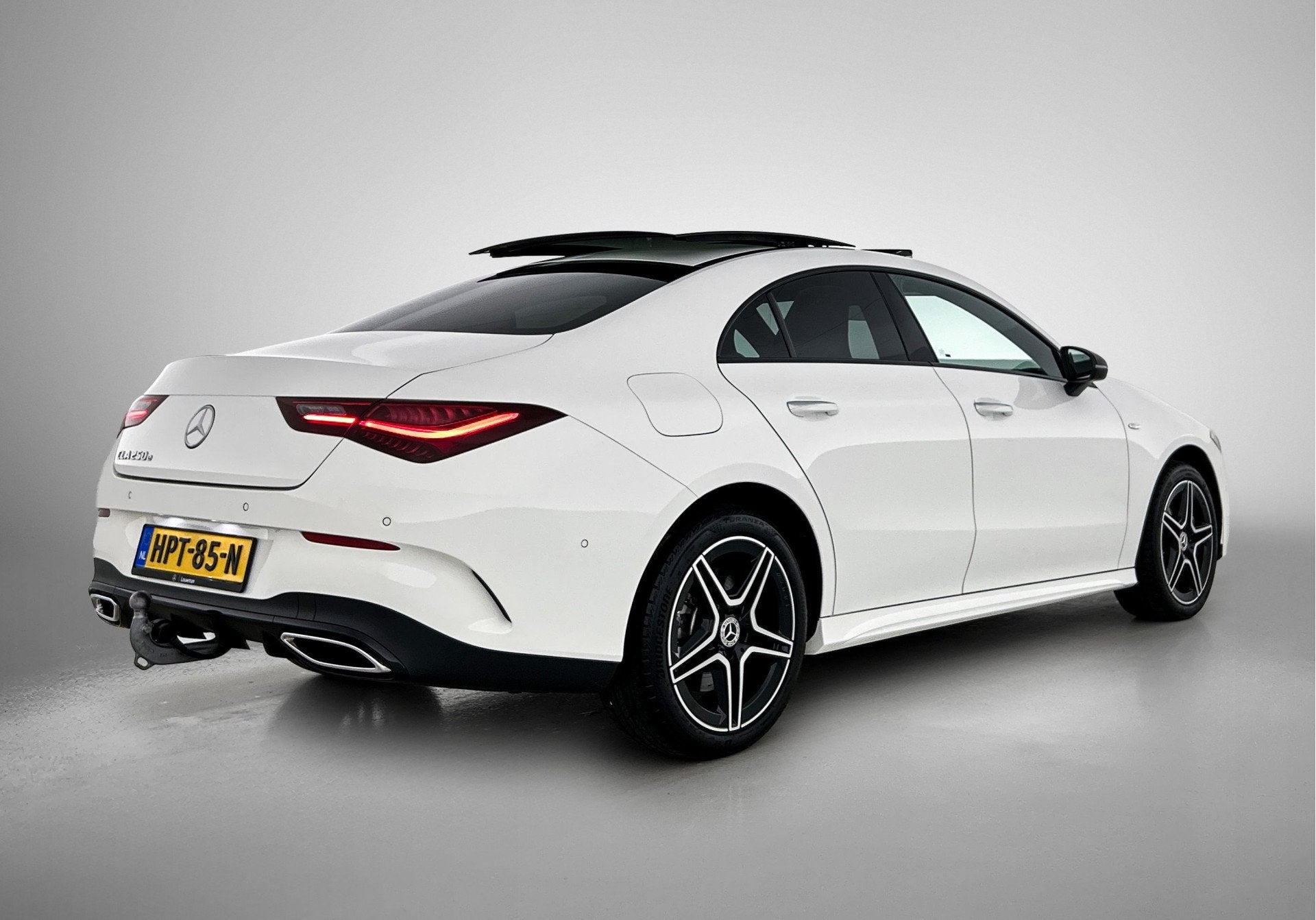 Mercedes-Benz CLA-Klasse 250 e AMG Nightpakket | Panoramadak, Auto's, Gebruikt, 4 cilinders, Wit, Bedrijf